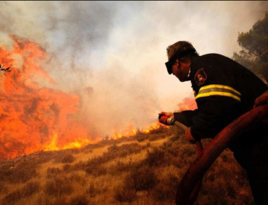 Μεγάλη φωτιά στο Θέρμο Αγρινίου - Κινδυνεύουν οι οικισμοί
